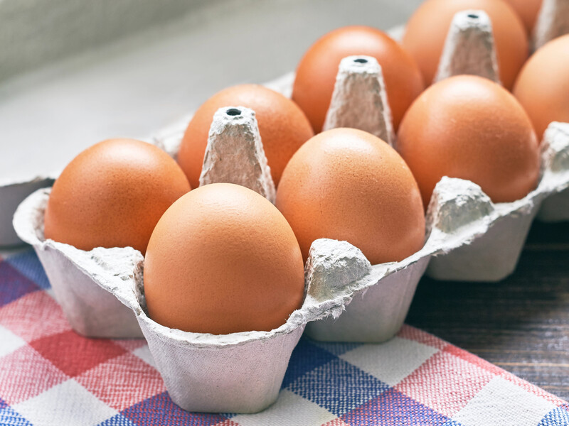 У цьому місці яйця зіпсуються найшвидше. Експертка назвала найгірше місце в холодильнику для зберігання