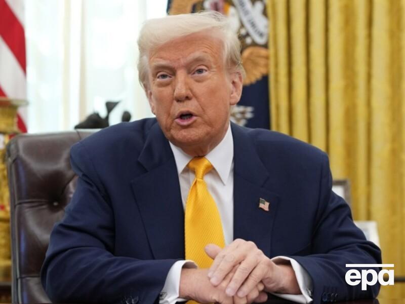 78-летний Трамп на брифинге все время прятал руку, на которой ранее был замечен огромный синяк. Фото