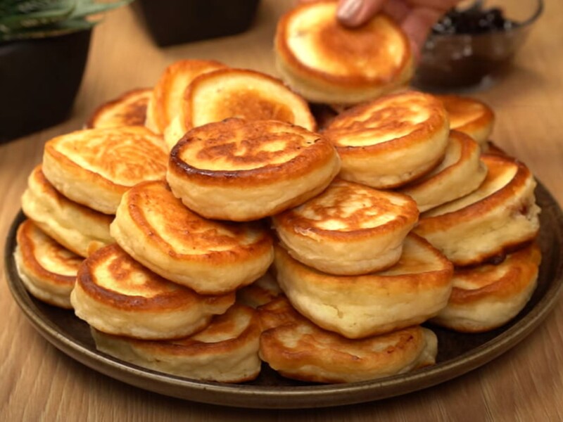 Змішайте це з кефіром – і оладки вийдуть неймовірно пишними. Рецепт ідеального сніданку