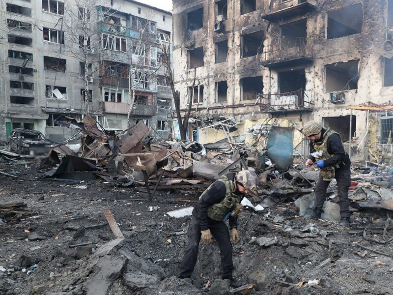 Удар РФ по Доброполью в Донецкой области. Спасатели нашли уже 11 жертв. Видео, фото