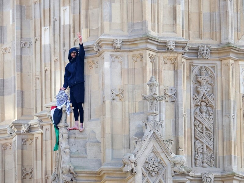Мужчина с палестинским флагом вылез на Биг-Бен в Лондоне. Фото, видео