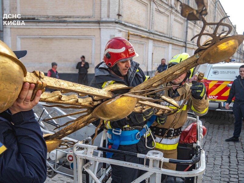 В Киево-Печерской лавре объяснили, почему с одного из куполов сняли крест, и рассказали, что с ним будет дальше