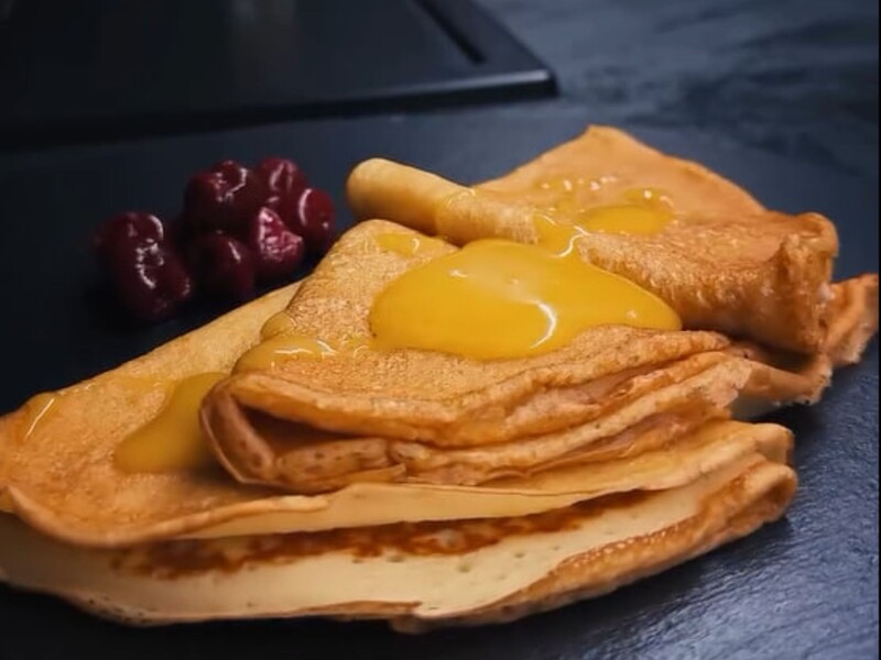 Залийте соду окропом – і млинці вийдуть тонкими, еластичними й дуже ніжними. Рецепт заварного тіста