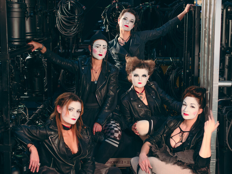 Гурт Dakh Daughters презентував кліп, у якому показано залитих кров'ю диктаторів. Відео