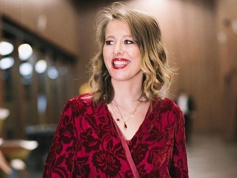 Собчак через три месяца после родов делает упражнения на растяжку