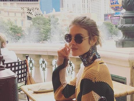 Водянова позировала в кресле, лежа вверх ногами