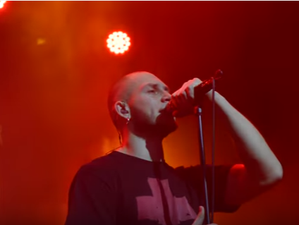 На концерті Brutto в Білорусі глядачі на колінах ушанували пам'ять загиблих бійців АТО. Відео