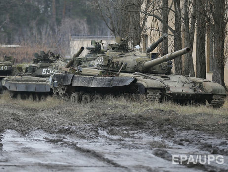 На выходных Россия перебросила в Луганскую область 10 боевых машин, 25 танков и 300 
