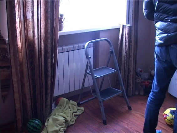 Трехлетний мальчик, которого мать выбросила из окна многоэтажки в Киеве, умер