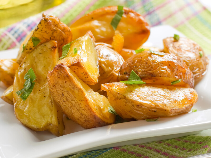 Добавьте это в воду – и запеченный в духовке картофель будет хрустеть, как никогда. Лайфхак