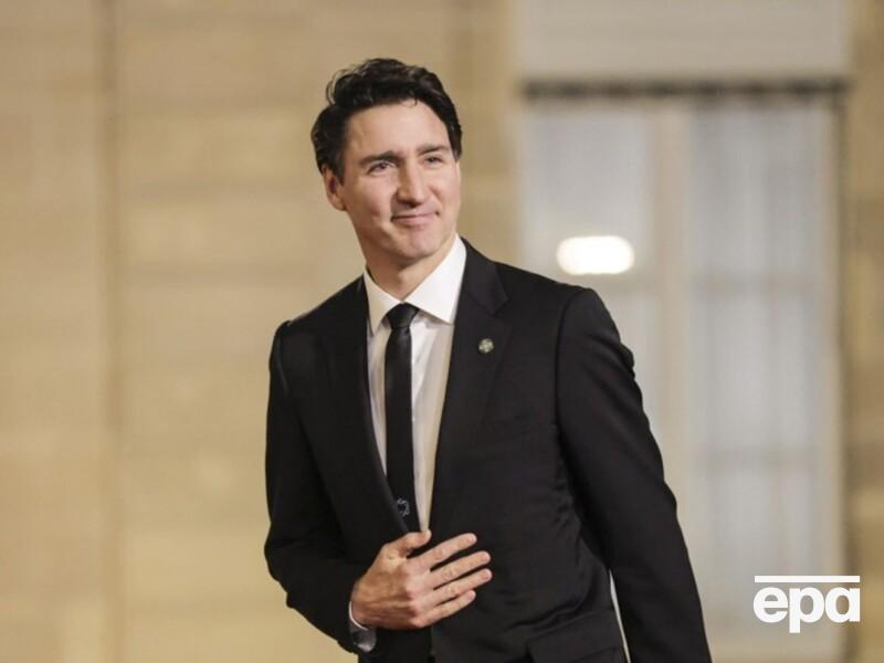 Фото Трюдо, который, покидая Палату общин с креслом в руках, показал язык, завирусилось в сети