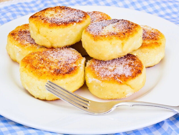 Для цих сирників борошно не потрібне. Рецепт з одним яйцем і майже без цукру 