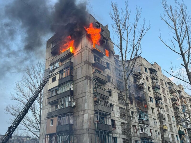 В Константиновке спасли женщину, которая провела под завалами девятиэтажки почти сутки после авиаударов РФ