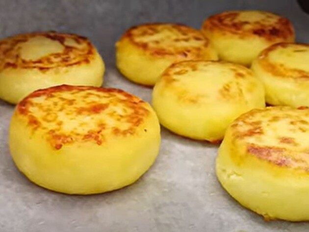 Додайте це в тісто – і сирники ніколи не розповзуться. Перевірений рецепт неймовірно смачного сніданку