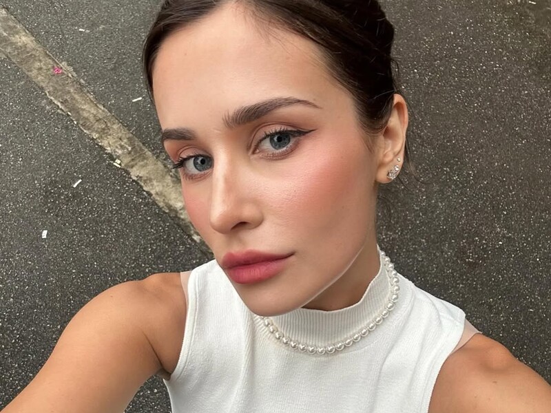 Донька Філатова засвітила глибоке декольте й подарунок від нареченого