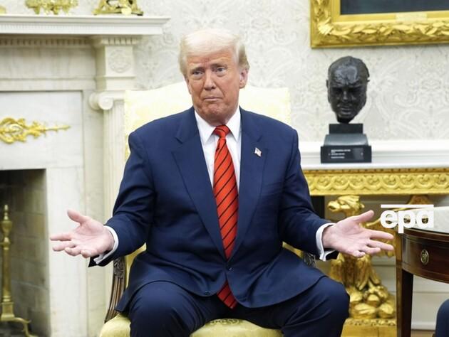 Журналістка зачепила Трампа мікрофоном по обличчю. Його злісна реакція завірусилася в мережі. Відео