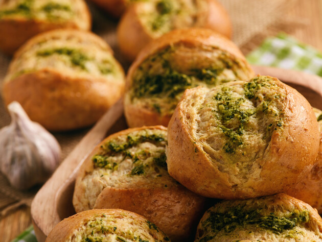 Сделайте разрез вдоль и смажьте тесто пахучей намазкой. Рецепт булочек с чесночным маслом