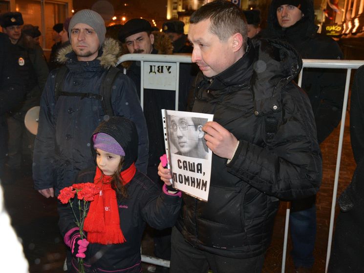 Журналист Морозов: Прилепин позирует под портретом Путина, режим которого впаял "десятку" жене его комбата