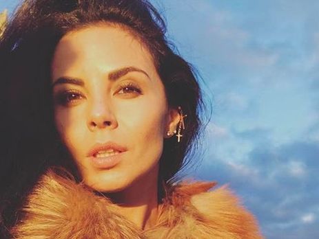 Каменских носит кольцо на безымянном пальце правой руки