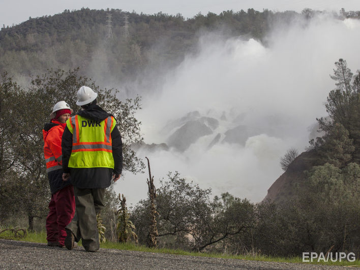 В интернете идет прямая трансляция событий на аварийной плотине в Калифорнии. Видео