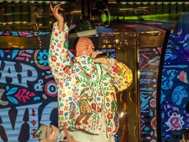 Потап у США вийшов на сцену з дівчиною