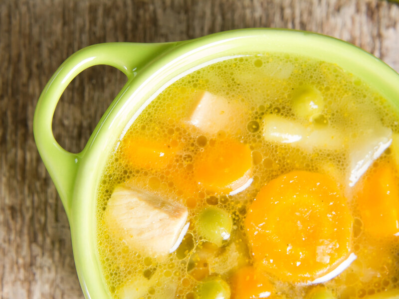 У суміш, що кипить, викладіть обережно ложкою манні кульки. Рецепт супу з галушками