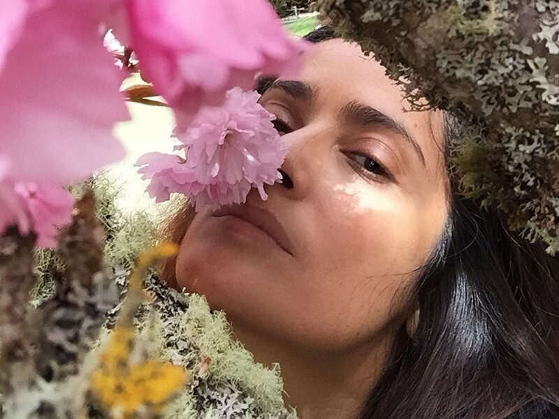 Хайек показала лицо без косметики