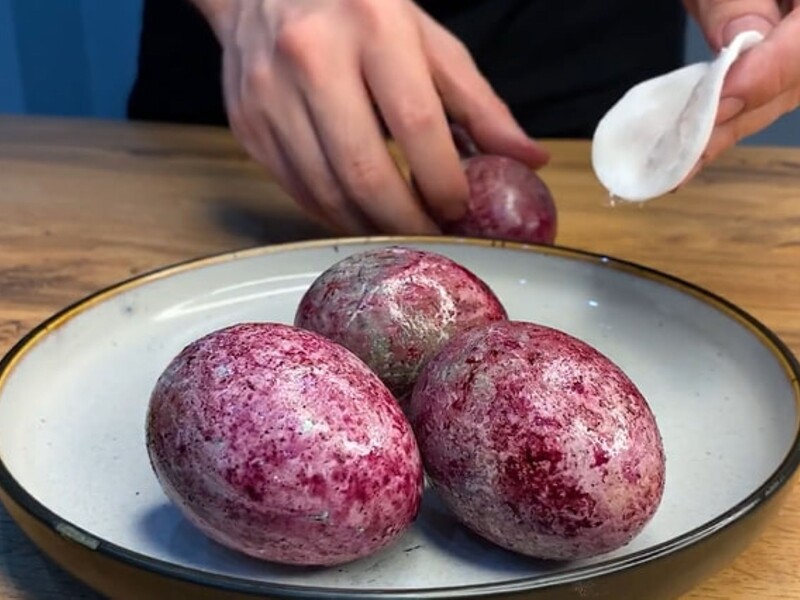 Залейте это вином – и получатся мраморные крашенки без химии. Лайфхак, как покрасить яйца на Пасху