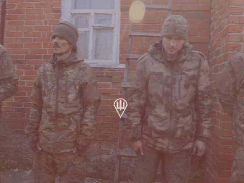 Українські десантники взяли в полон російських військових у Курській області. Відео