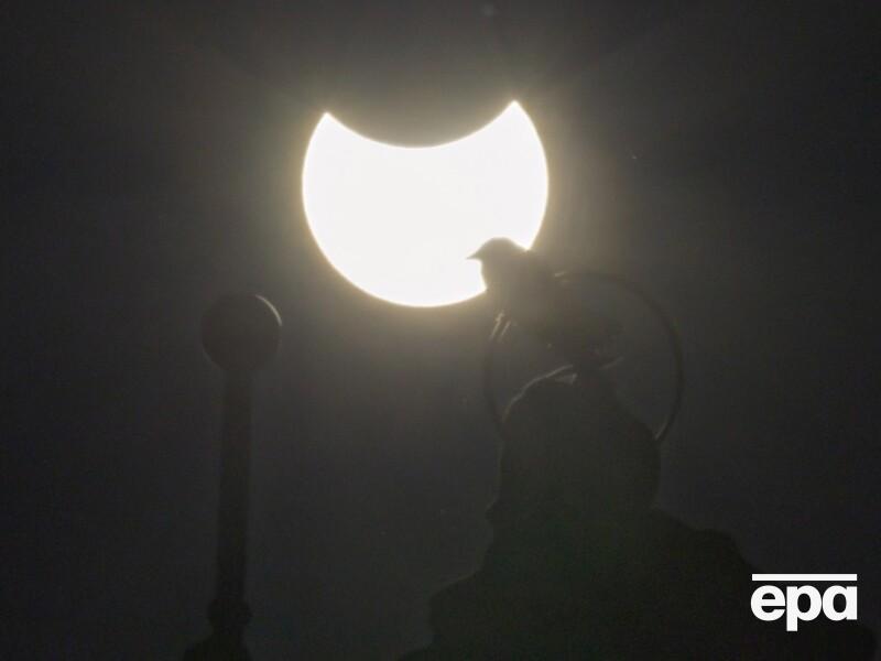 В Україні й низці країн спостерігали часткове сонячне затемнення. Фоторепортаж