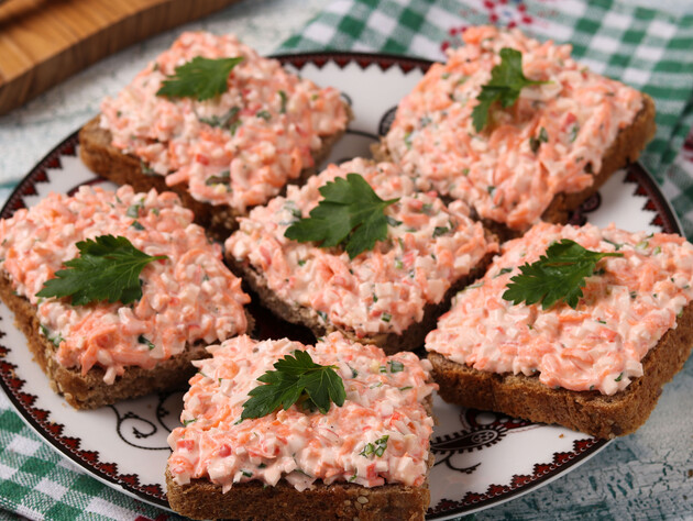 Добавьте это к крабовым палочкам – и легкая намазка быстро будет готова. Рецепт простой закуски