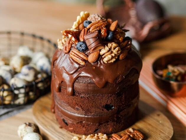 Покройте ее шоколадной глазурью и посыпьте орешками. Рецепт шоколадной паски без дрожжей