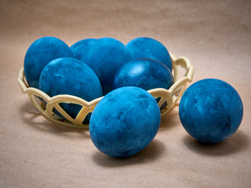 Голубые, фиолетовые или черные. Покрасьте яйца старинным методом без химии