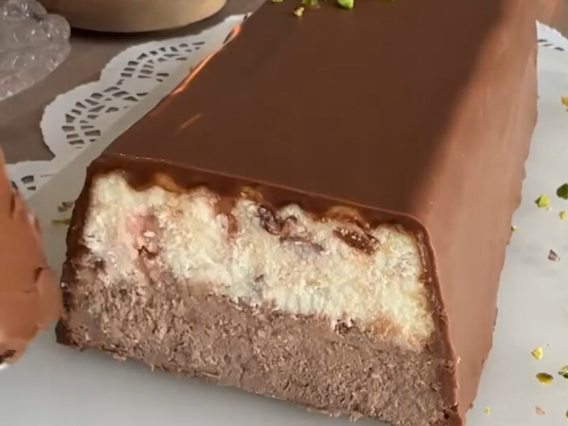 В одну частину додаємо в'ялені сливи, в іншу – шоколад. Готуємо смачний двошаровий львівський сирник