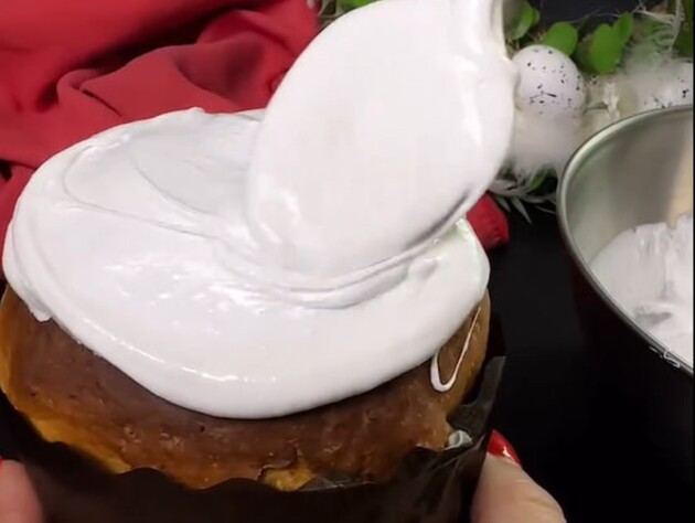 Взбейте это миксером – и получится та самая глазурь для пасок, которая не липнет и не осыпается. Рецепт