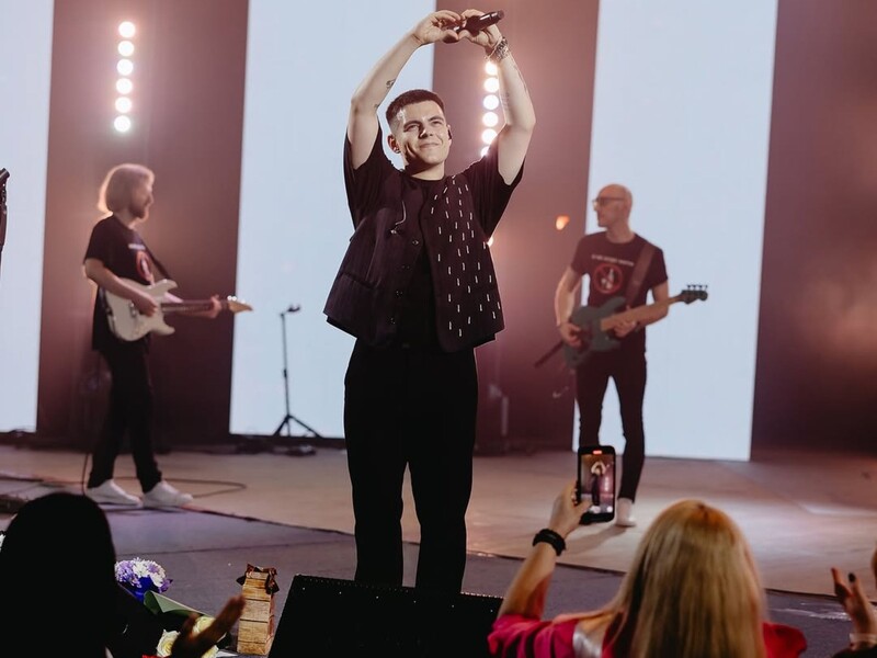 Таскала за волосы и толкала в спину. На концерте Волканова женщины в зале устроили драку. Видео