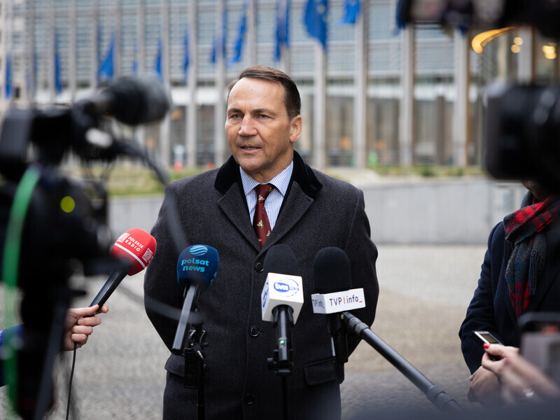 Польша не будет направлять войска в Украину, поскольку это даст повод российской пропаганде – Сикорский