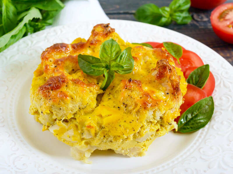 На курятину положите слоями овощи и полейте соусом. Сочное мясо под шубой за 30 минут