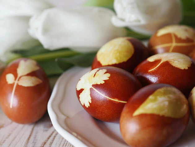 Закрепите листья на яйцах этим простым способом, чтобы получить узор на пасхальных яйцах