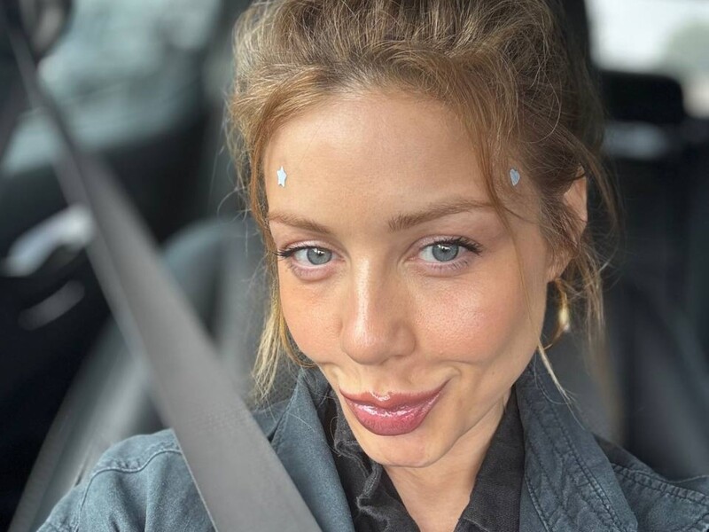 Тина Кароль в красном комбинезоне похвасталась новой асаной