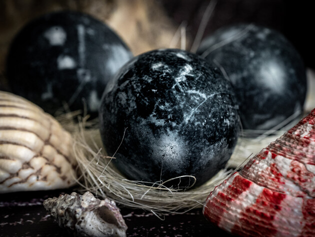 Оставьте яйца на время в этом продукте, чтобы получить крашанки с эффектом мерцания