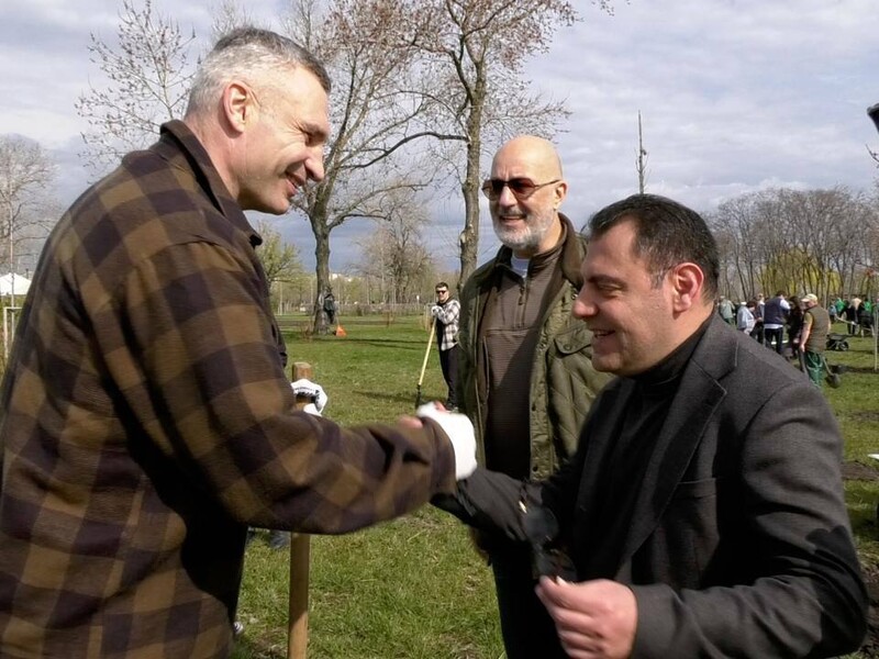 Дипломати 21 країни разом із Кличком саджали дерева на Оболонському острові на знак підтримки України