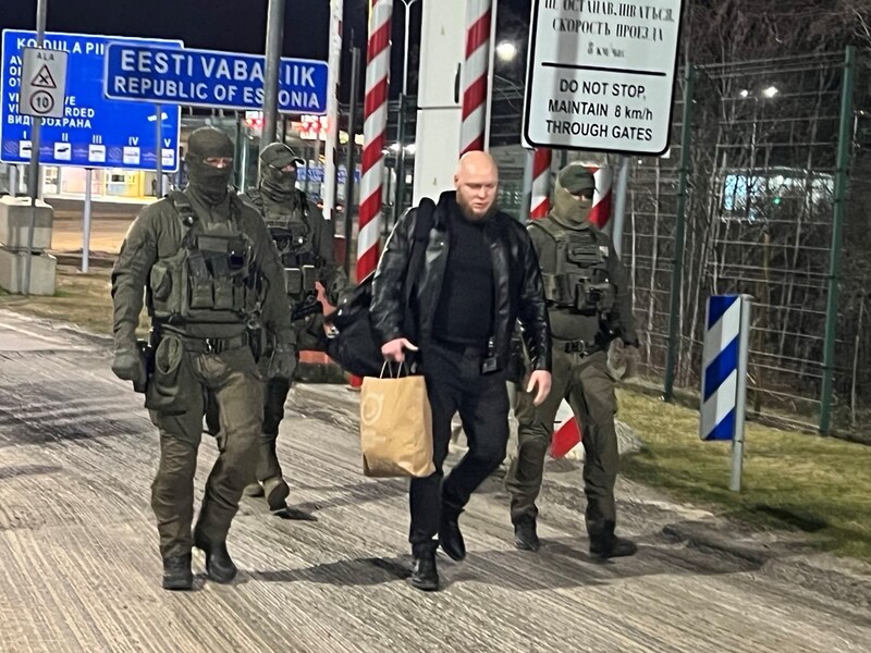 Естонія вислала росіянина, який показував у соцмережах символіку РФ