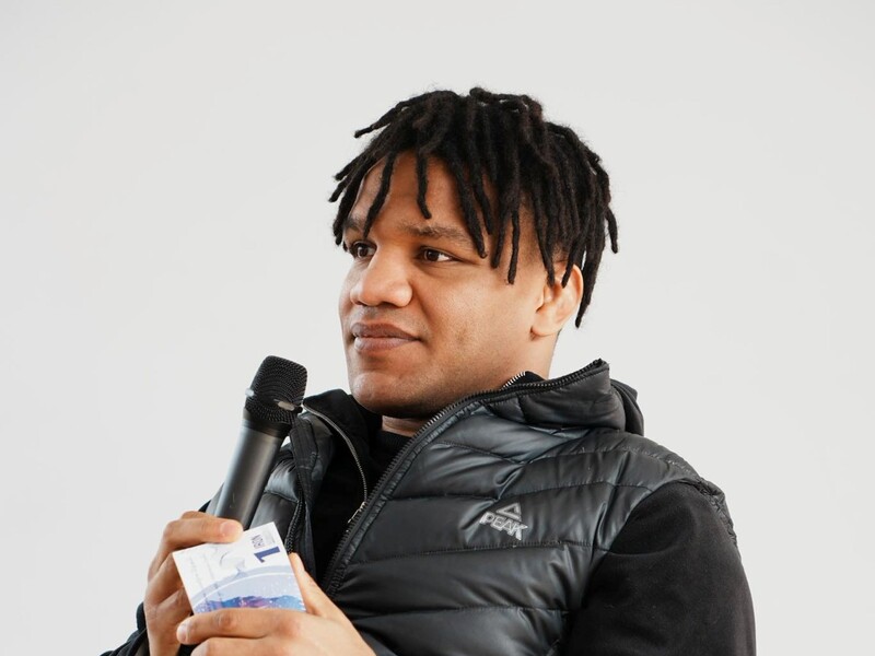 Нардеп Беленюк возле Капитолия нашел деньги. Фото