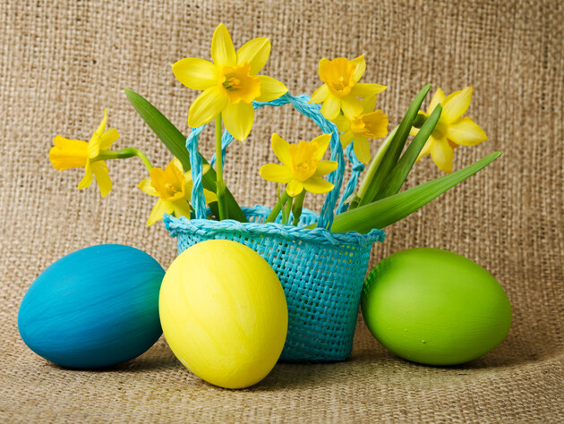 Полейте этим крашеные яйца – и получится магия. Лайфхак, как приготовить яркие крашенки на Пасху