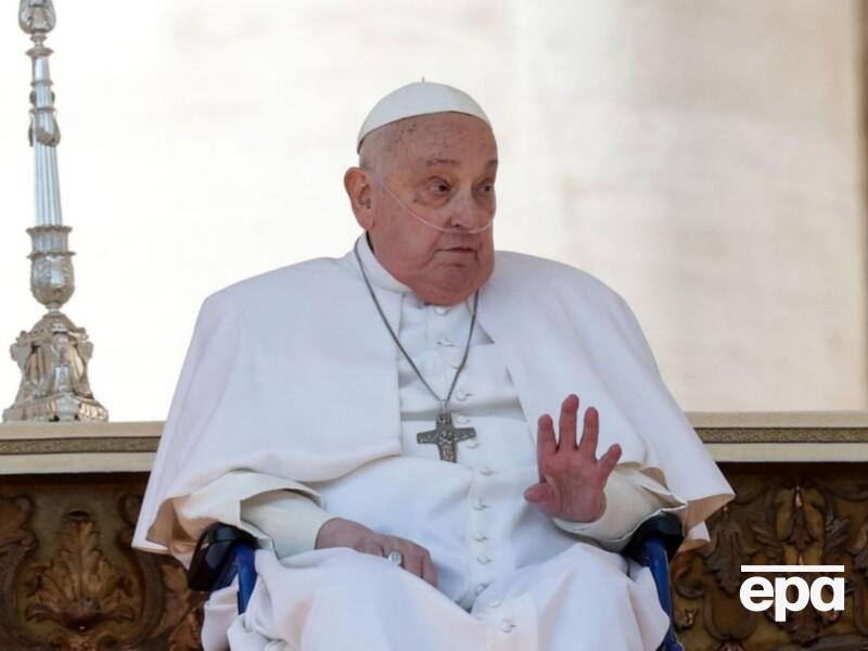 Папа римский впервые предстал перед верующими после выписки из больницы. Фото