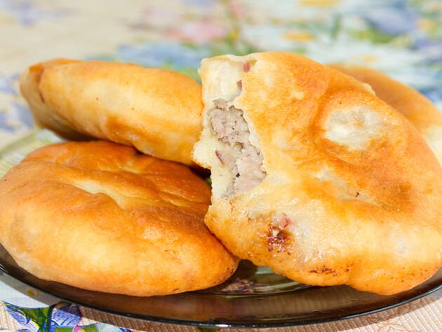 Посмажте біляші за цим рецептом, щоб отримати хрустку скоринку й соковиту начинку 