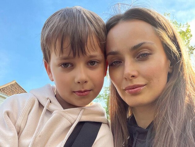 Мішина показала свого 12-річного сина в шоломі й за кермом 