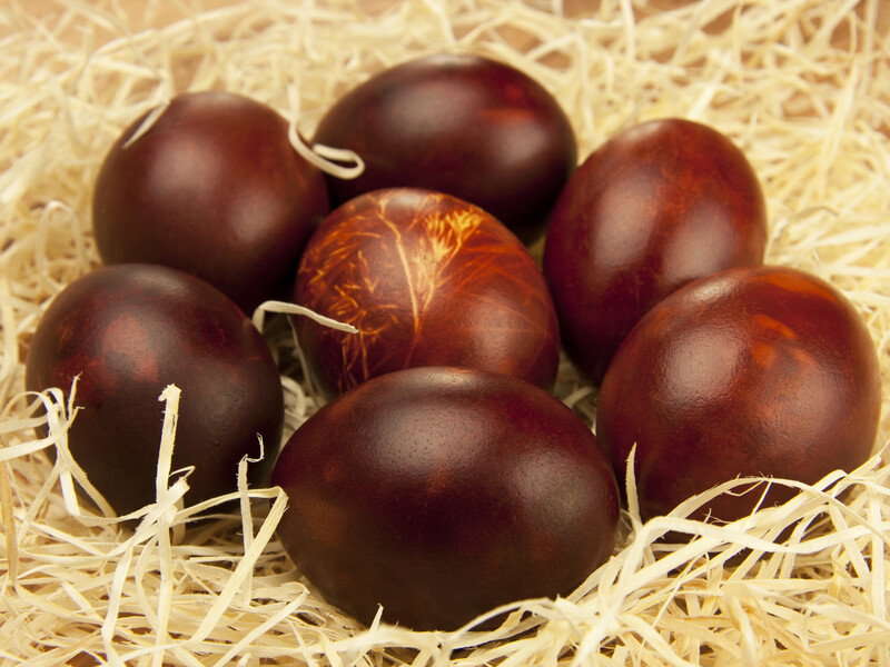 Опустіть яйця в цей напій, щоб отримати коричневі крашанки. Нюанси і правила фарбування