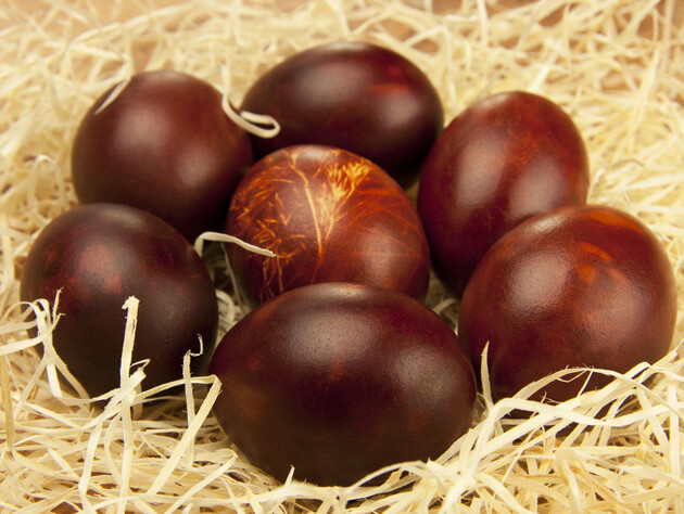 Опустіть яйця в цей напій, щоб отримати коричневі крашанки. Нюанси і правила фарбування